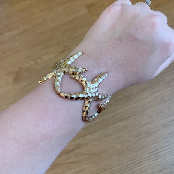 FREE W/ PURCHASE Francesca’s Starfish Stretch Bracelet - Picture 2 of 2